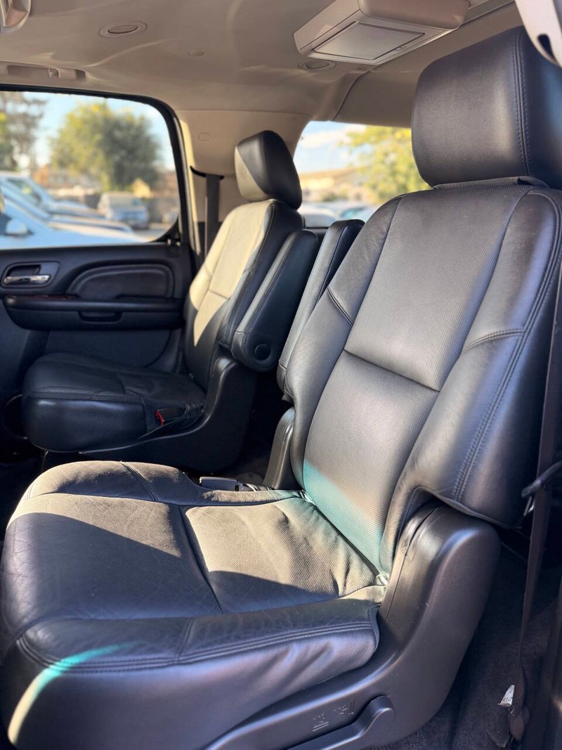 Cadillac Escalade ESV Vehicle Full-screen Gallery Image 13