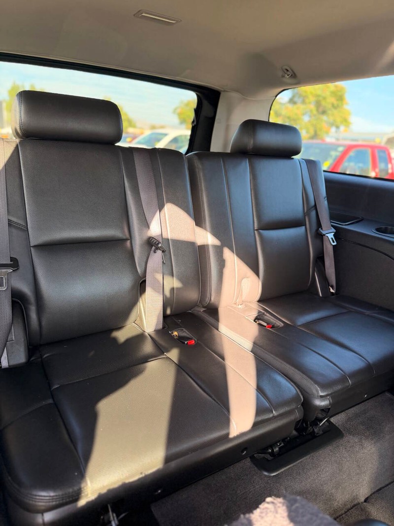 Cadillac Escalade ESV Vehicle Full-screen Gallery Image 14