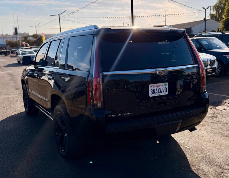 Cadillac Escalade Vehicle Full-screen Gallery Image 03