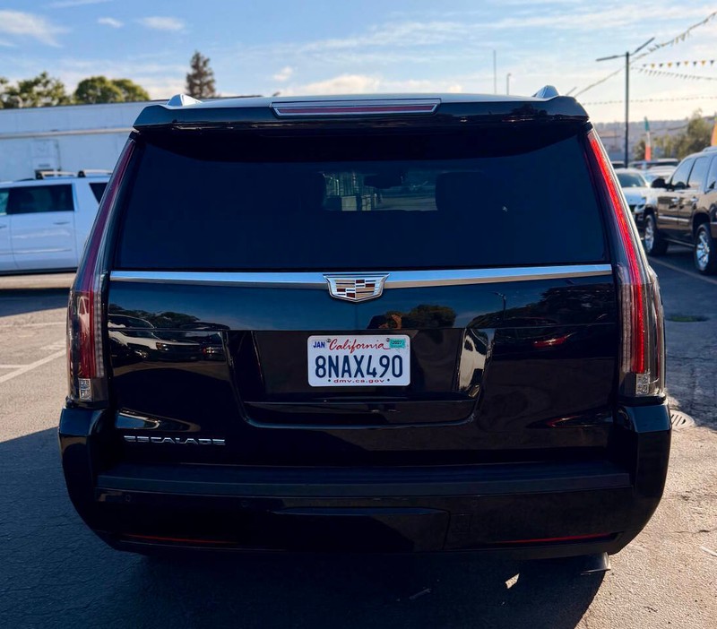 Cadillac Escalade Vehicle Full-screen Gallery Image 04