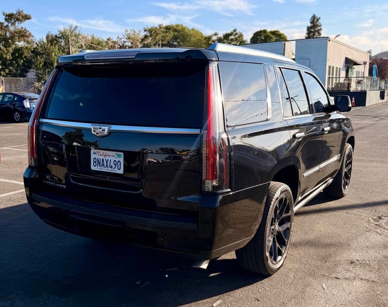 Cadillac Escalade Vehicle Full-screen Gallery Image 05