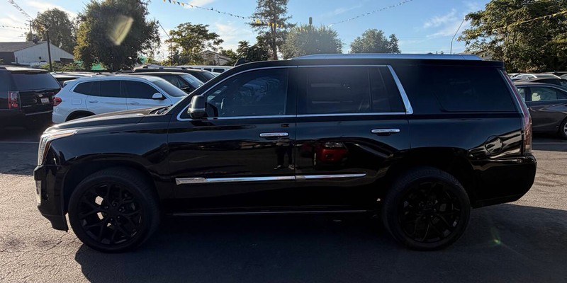 Cadillac Escalade Vehicle Full-screen Gallery Image 06