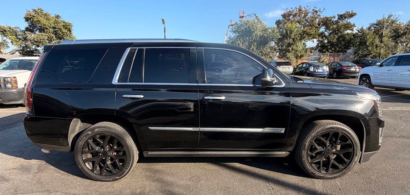 Cadillac Escalade Vehicle Full-screen Gallery Image 07