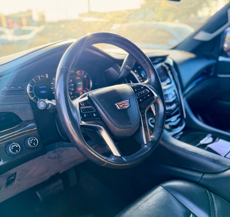 Cadillac Escalade Vehicle Full-screen Gallery Image 09