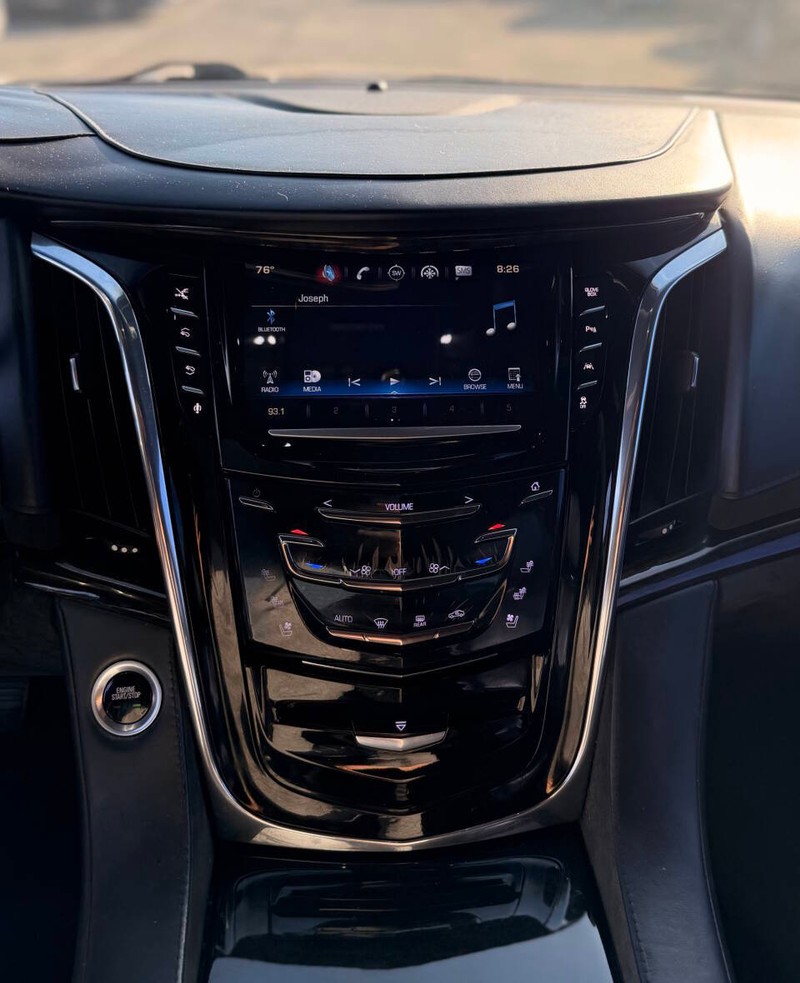 Cadillac Escalade Vehicle Full-screen Gallery Image 10