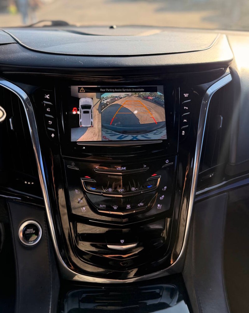 Cadillac Escalade Vehicle Full-screen Gallery Image 11