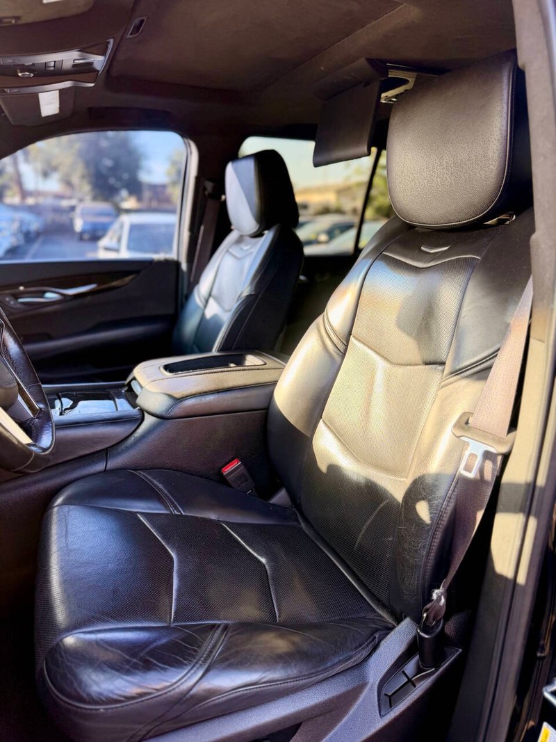 Cadillac Escalade Vehicle Full-screen Gallery Image 12