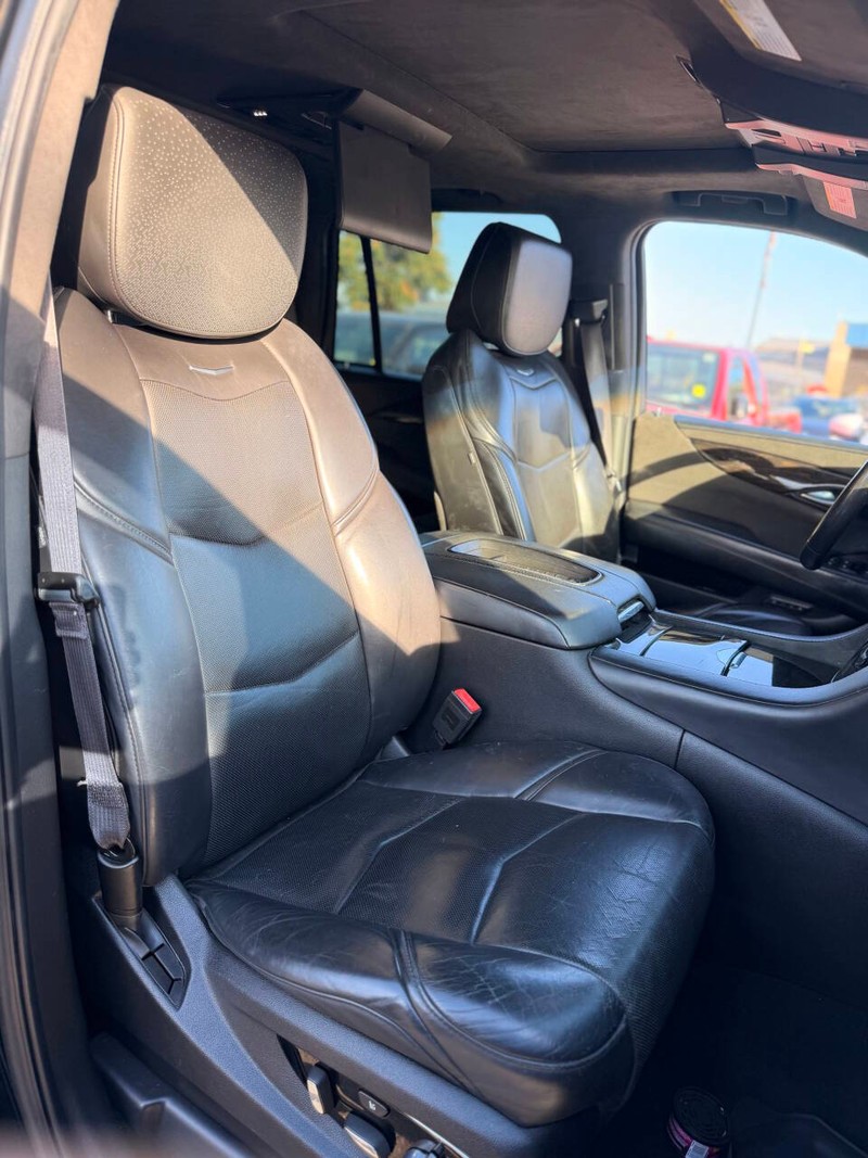 Cadillac Escalade Vehicle Full-screen Gallery Image 13