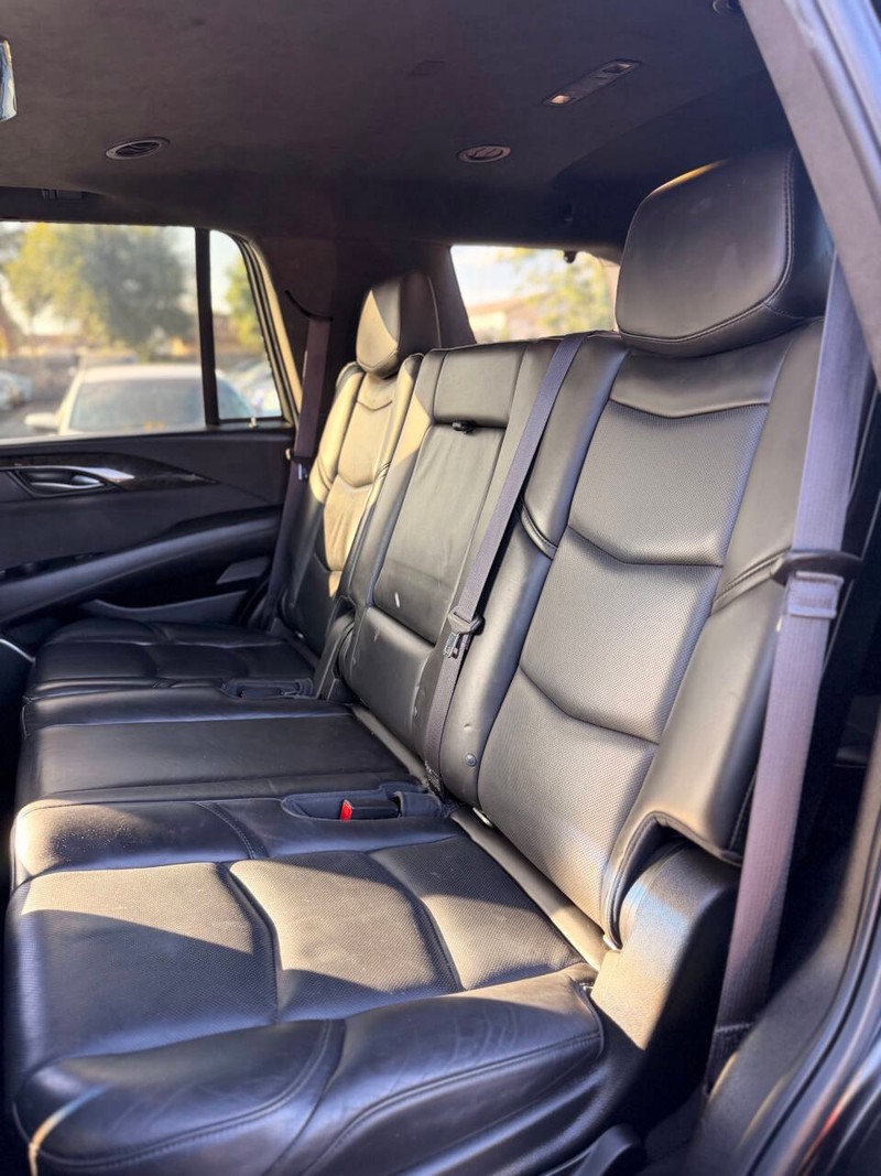 Cadillac Escalade Vehicle Full-screen Gallery Image 14