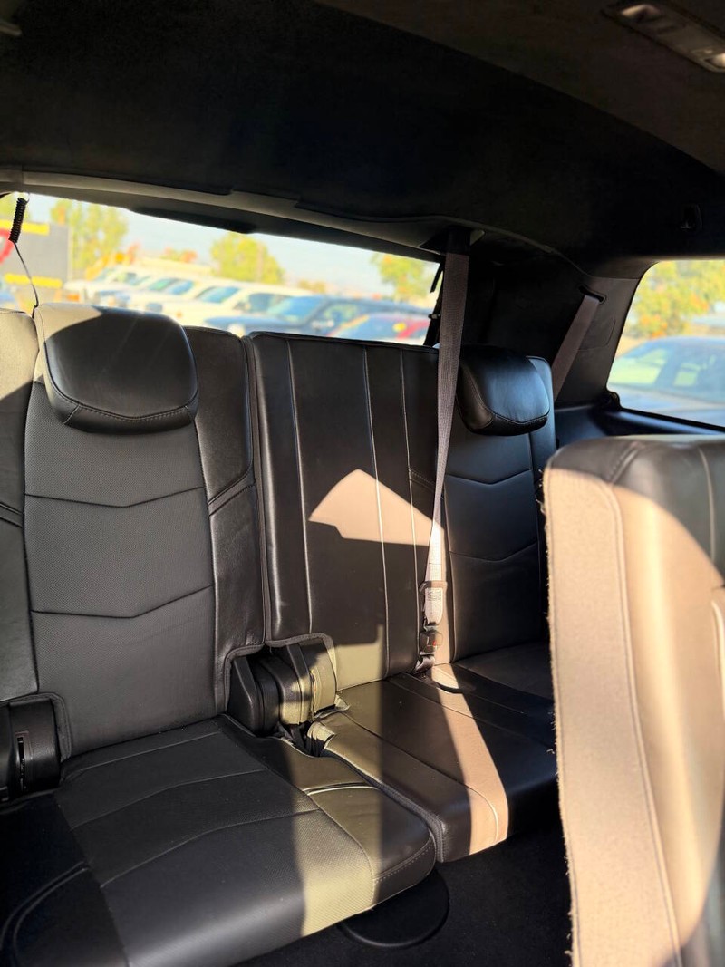 Cadillac Escalade Vehicle Full-screen Gallery Image 15