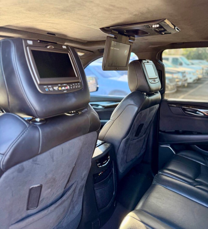 Cadillac Escalade Vehicle Full-screen Gallery Image 16