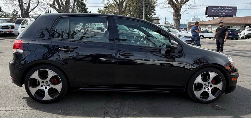 Volkswagen GTI Vehicle Full-screen Gallery Image 05