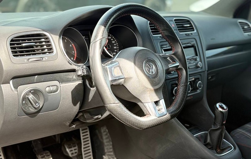 Volkswagen GTI Vehicle Full-screen Gallery Image 08
