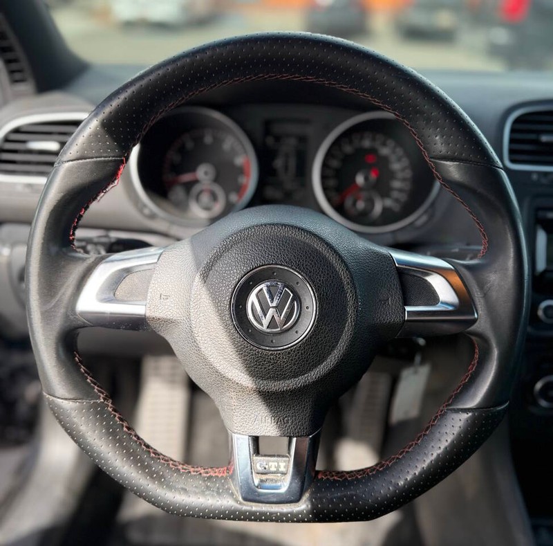 Volkswagen GTI Vehicle Full-screen Gallery Image 09