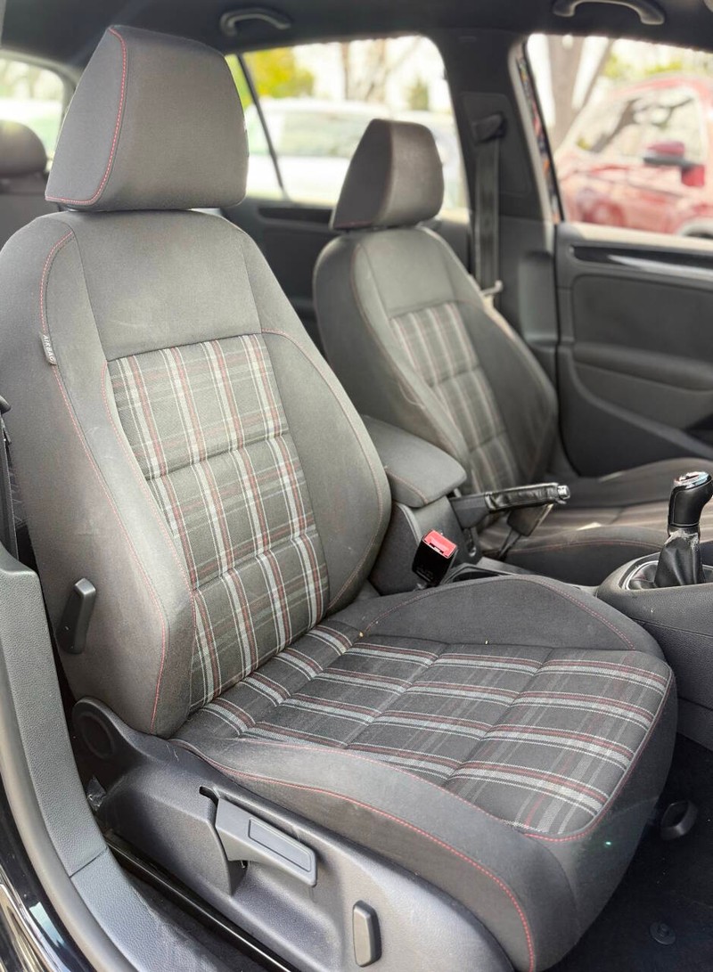 Volkswagen GTI Vehicle Full-screen Gallery Image 12