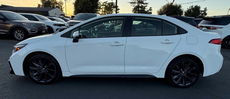Toyota Corolla Vehicle Full-screen Gallery Image 13