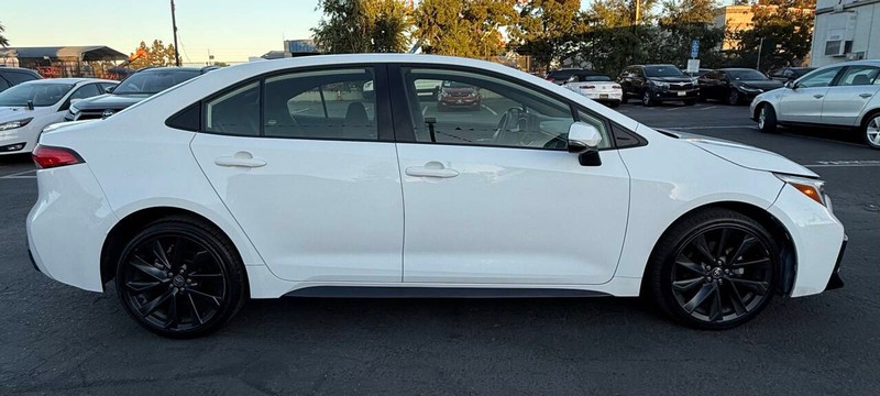 Toyota Corolla Vehicle Full-screen Gallery Image 15