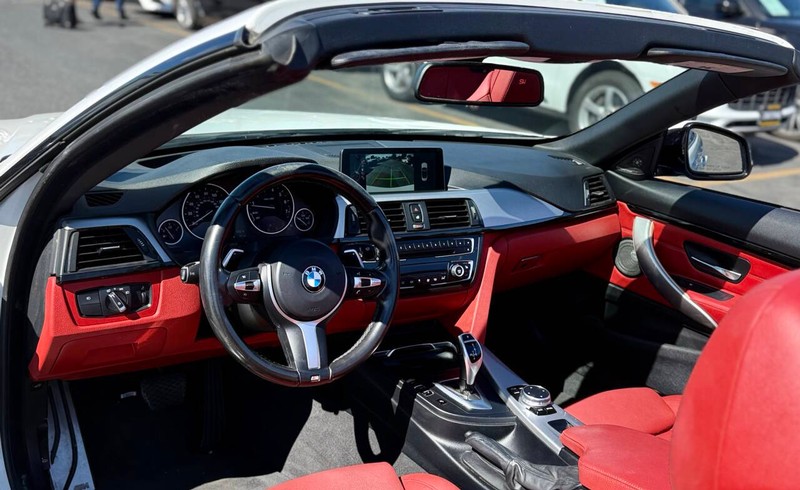 BMW 4 Series Vehicle Full-screen Gallery Image 08