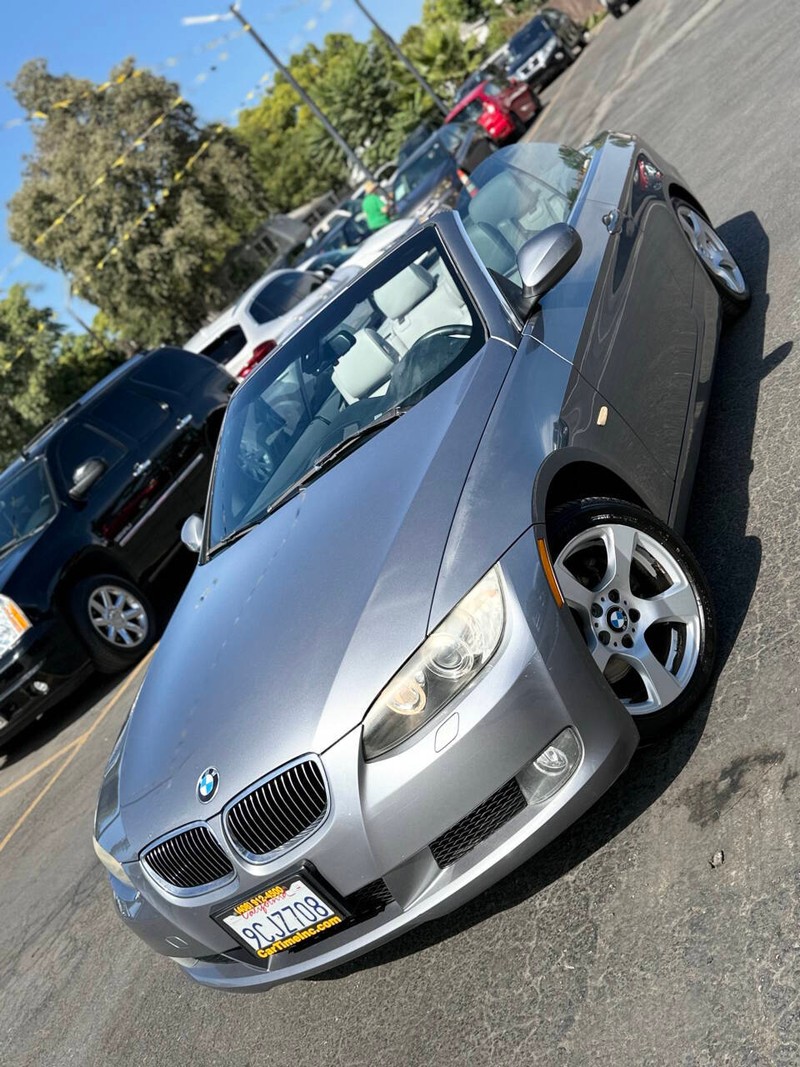 BMW 3 Series Vehicle Full-screen Gallery Image 02