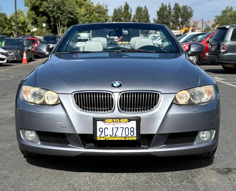 BMW 3 Series Vehicle Full-screen Gallery Image 03