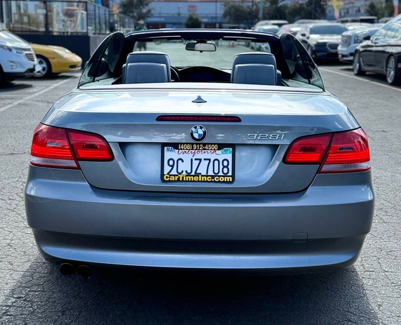 BMW 3 Series Vehicle Full-screen Gallery Image 05