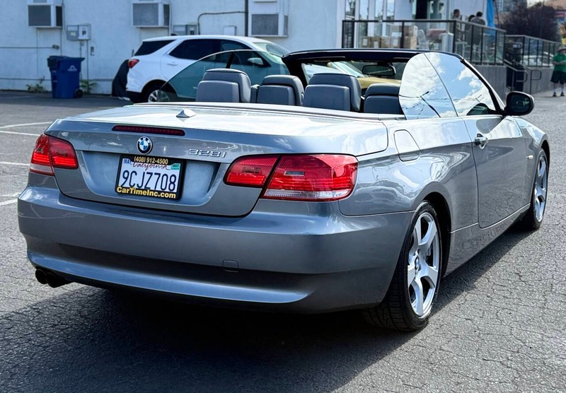 BMW 3 Series Vehicle Full-screen Gallery Image 06