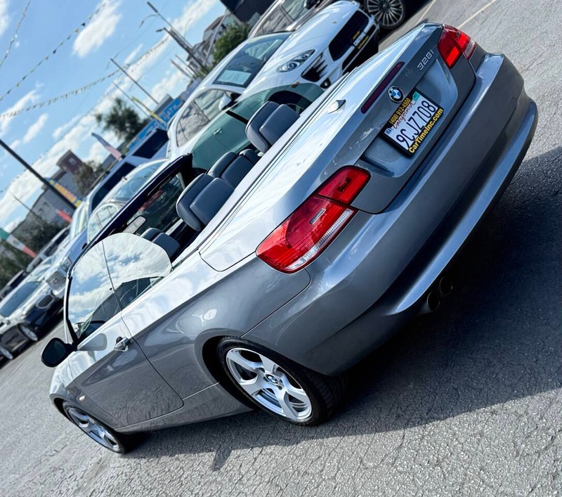 BMW 3 Series Vehicle Full-screen Gallery Image 07