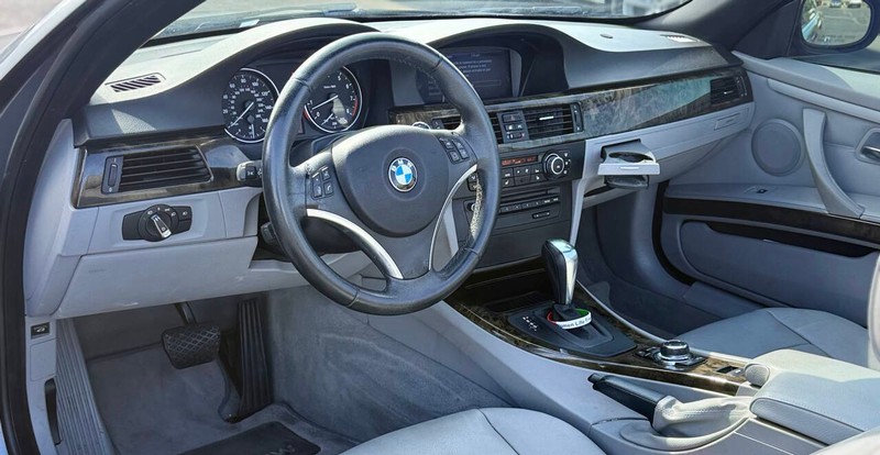 BMW 3 Series Vehicle Full-screen Gallery Image 08