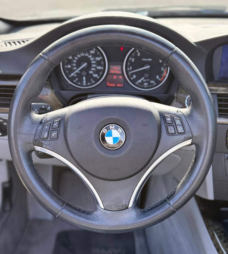 BMW 3 Series Vehicle Full-screen Gallery Image 09