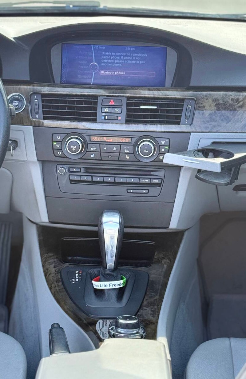 BMW 3 Series Vehicle Full-screen Gallery Image 10