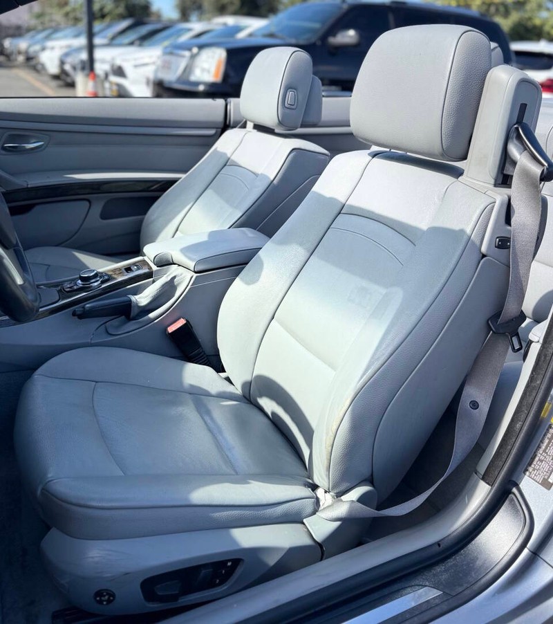 BMW 3 Series Vehicle Full-screen Gallery Image 11