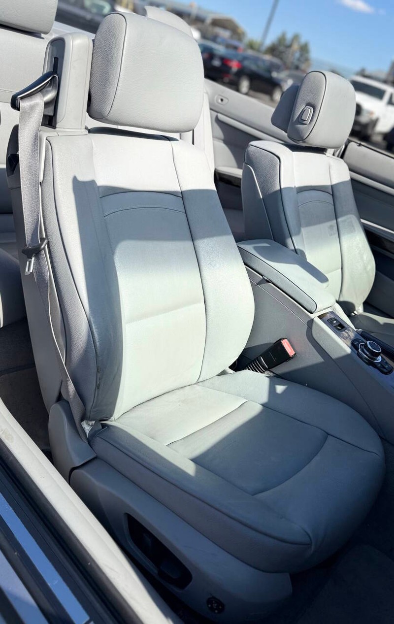 BMW 3 Series Vehicle Full-screen Gallery Image 13