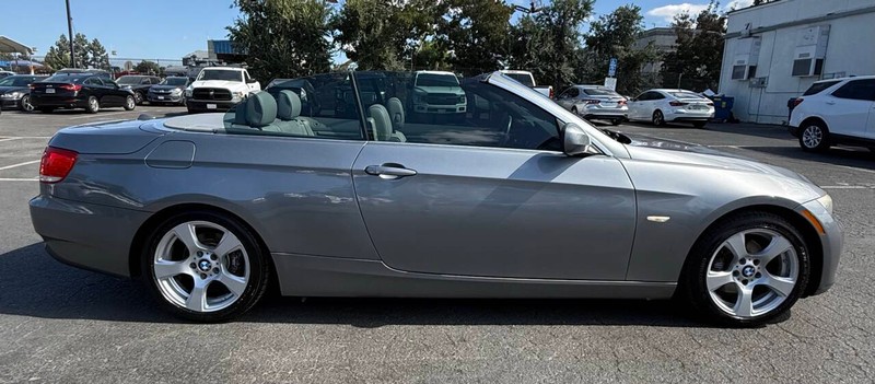 BMW 3 Series Vehicle Full-screen Gallery Image 15