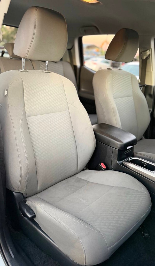 Toyota Tacoma 4WD Vehicle Full-screen Gallery Image 13