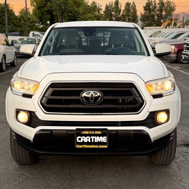 Toyota Tacoma 4WD Vehicle Full-screen Gallery Image 02