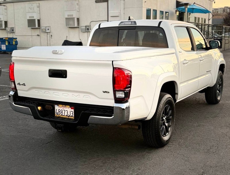 Toyota Tacoma 4WD Vehicle Full-screen Gallery Image 04