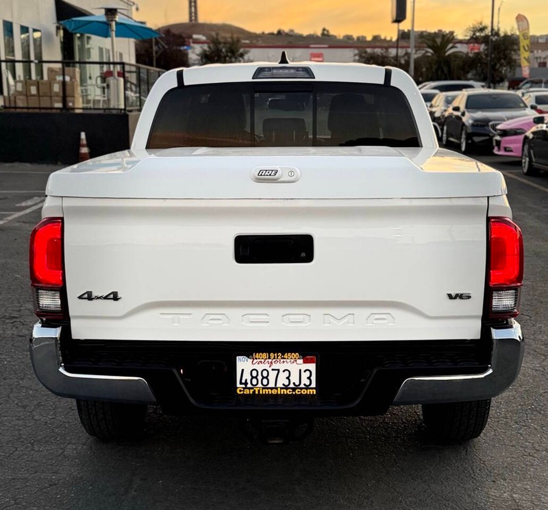 Toyota Tacoma 4WD Vehicle Full-screen Gallery Image 05