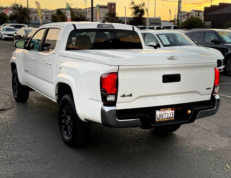 Toyota Tacoma 4WD Vehicle Full-screen Gallery Image 06
