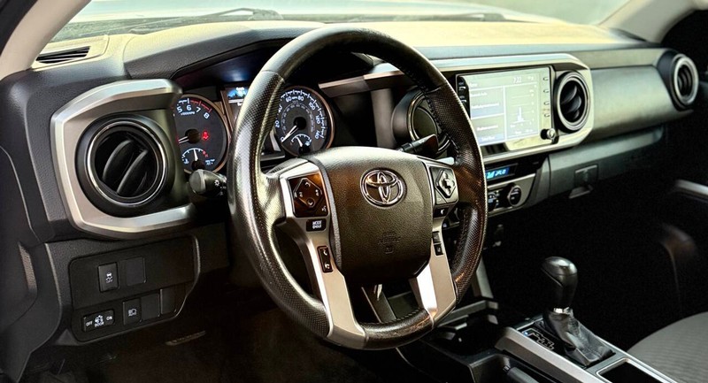 Toyota Tacoma 4WD Vehicle Full-screen Gallery Image 07