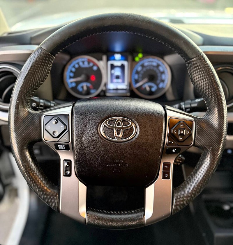 Toyota Tacoma 4WD Vehicle Full-screen Gallery Image 08