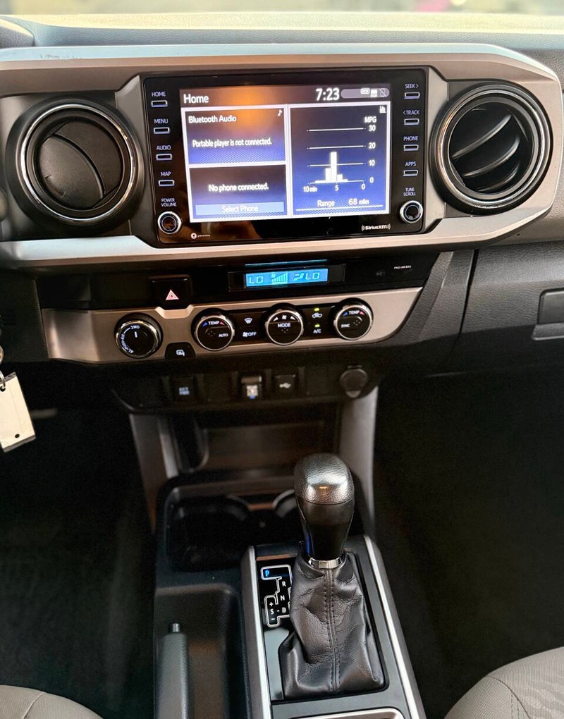 Toyota Tacoma 4WD Vehicle Full-screen Gallery Image 09