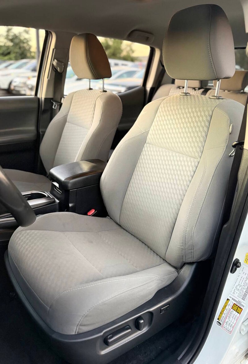 Toyota Tacoma 4WD Vehicle Full-screen Gallery Image 11