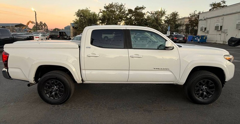 Toyota Tacoma 4WD Vehicle Full-screen Gallery Image 12
