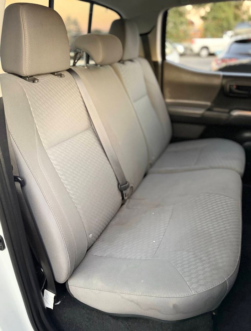 Toyota Tacoma 4WD Vehicle Full-screen Gallery Image 14