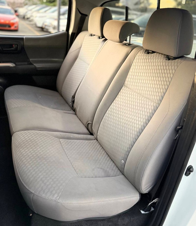 Toyota Tacoma 4WD Vehicle Full-screen Gallery Image 15