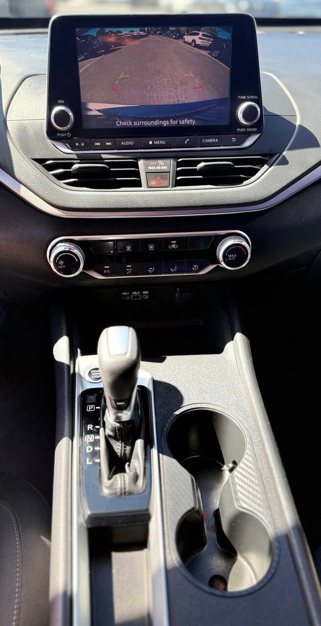 Nissan Altima Vehicle Full-screen Gallery Image 09