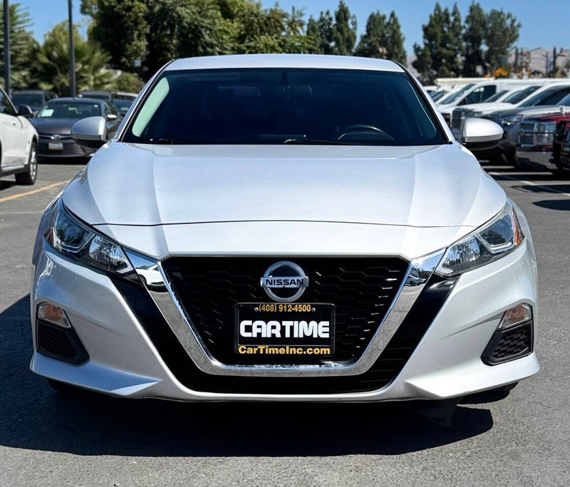 Nissan Altima Vehicle Full-screen Gallery Image 02