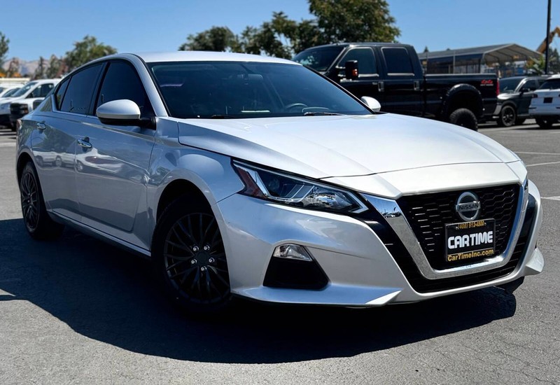 Nissan Altima Vehicle Full-screen Gallery Image 03