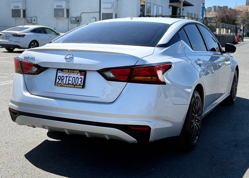 Nissan Altima Vehicle Full-screen Gallery Image 04