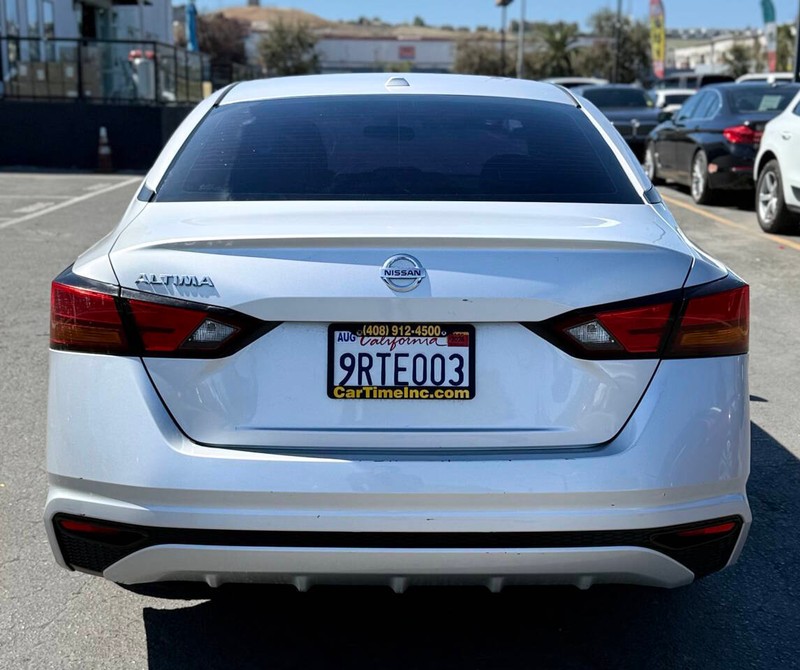 Nissan Altima Vehicle Full-screen Gallery Image 05